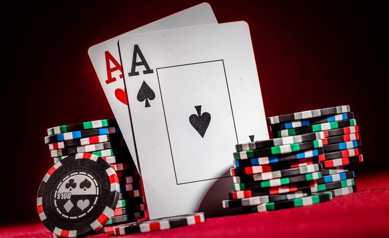 Việc giả bộ bài trên tay được áp dụng thường xuyên khi chơi bịp Poker